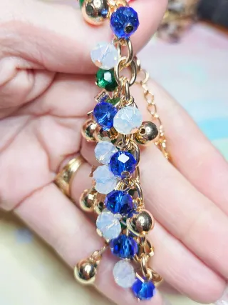 Pulsera dorada con abalorios