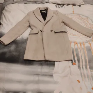 Abrigo mujer beige, Mango. Desgastado.