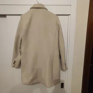 Abrigo mujer beige, Mango. Desgastado.
