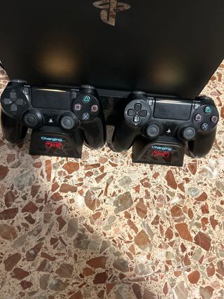 PS4 Pro + 2 mandos, base y juegos y el minecraft