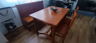 Mesa, banco y 2 sillas de madera.