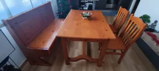Mesa, banco y 2 sillas de madera.