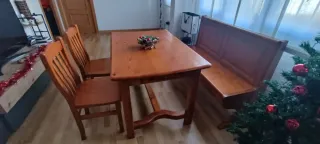 Mesa, banco y 2 sillas de madera.