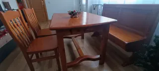 Mesa, banco y 2 sillas de madera.