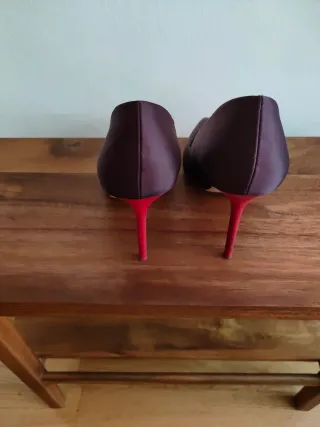 Zapatos de tacón Zara burdeos