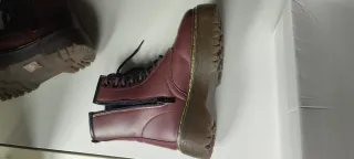 Botas estilo Dr. Martens burdeos