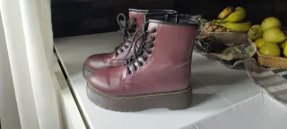Botas estilo Dr. Martens burdeos