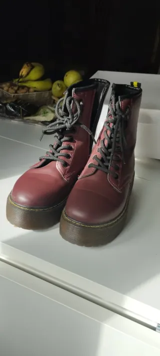 Botas estilo Dr. Martens burdeos