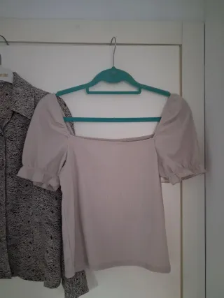 Camisa estampada y top escote cuadrado