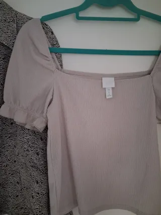 Camisa estampada y top escote cuadrado