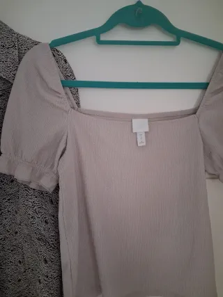 Camisa estampada y top escote cuadrado