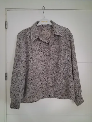 Camisa estampada y top escote cuadrado