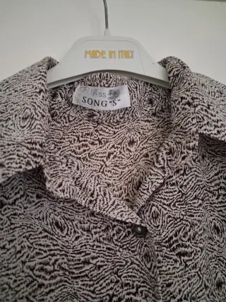 Camisa estampada y top escote cuadrado