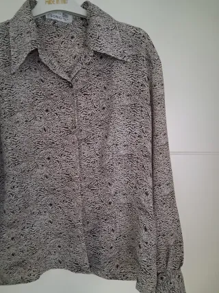 Camisa estampada y top escote cuadrado