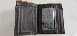 Cartera artesanal de cuero marrón