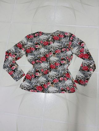 Camiseta mujer con dibujo floral y animal print.