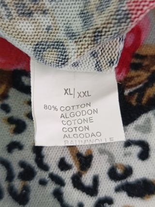 Camiseta mujer con dibujo floral y animal print.