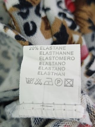 Camiseta mujer con dibujo floral y animal print.