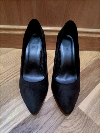 Tres zapatos de tacón