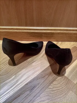 Tres zapatos de tacón