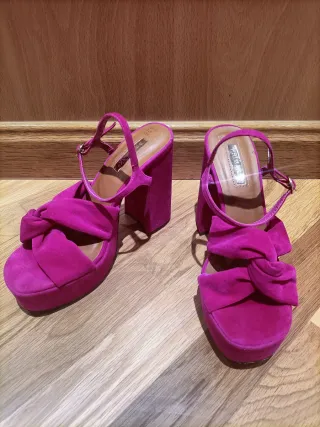 Tres zapatos de tacón