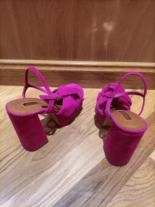 Tres zapatos de tacón