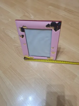 Marco de fotos rosa con corazones