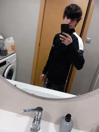 Chaqueta chándal negra con detalles grises