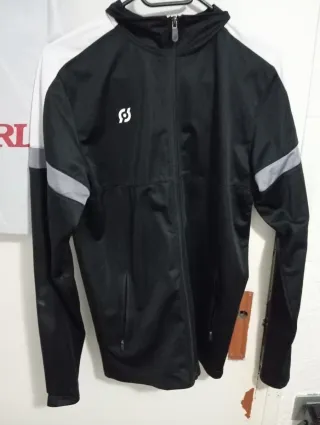 Chaqueta chándal negra con detalles grises