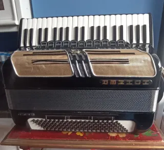 Acordeón Hohner Negro y Dorado
