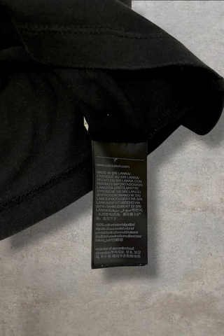 Calvin Klein camiseta negra texto blanco