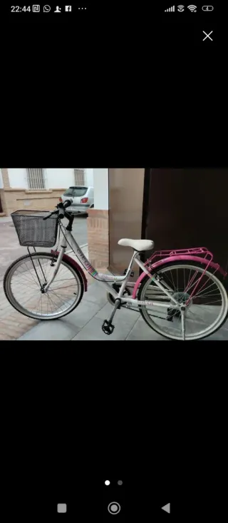 Bicicleta urbana blanca con cesta