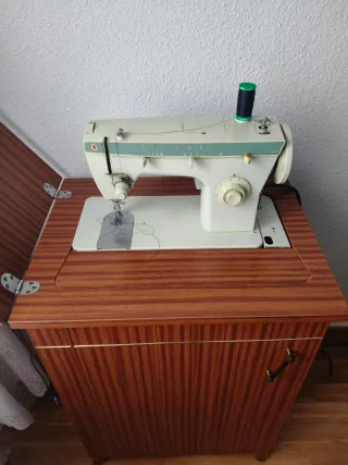 Máquina de coser Singer con mueble