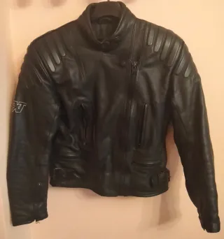 Chaqueta de cuero negra de moto