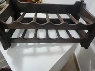 Botellero de madera marrón