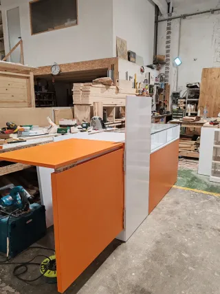 Mostrador con vitrina cristal  y puerta abatible