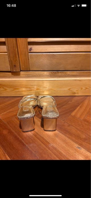 Sandalias doradas tacón cuadrado