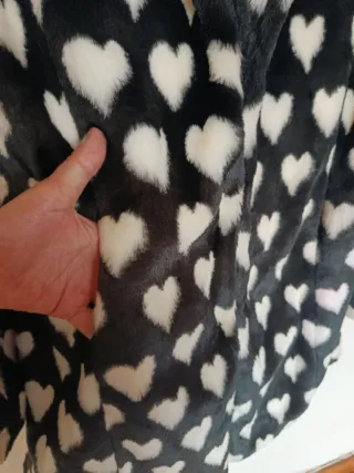 Abrigo Kling Corazones Negro Blanco Talla S