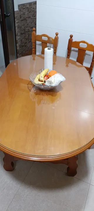 Mesa de madera con cristal