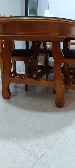 Mesa de madera con cristal