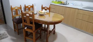 Mesa de madera con cristal