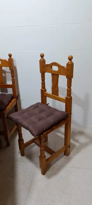 Mesa de madera con cristal