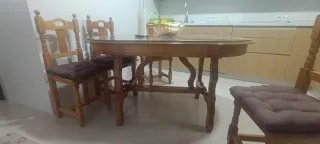 Mesa de madera con cristal
