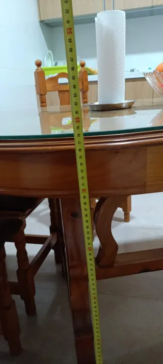 Mesa de madera con cristal