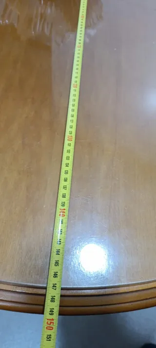 Mesa de madera con cristal