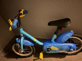 Bicicleta infantil azul poco uso