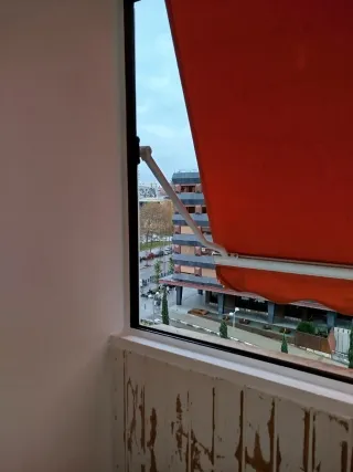 Toldo naranja y blanco