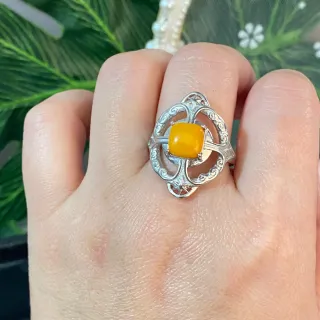 Anillo de acero inoxidable con ámbar natural