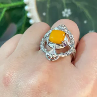 Anillo de acero inoxidable con ámbar natural