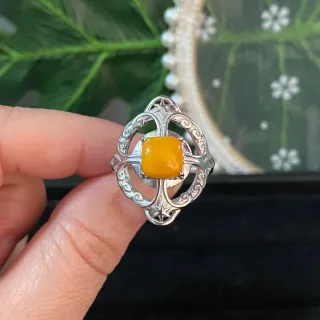 Anillo de acero inoxidable con ámbar natural